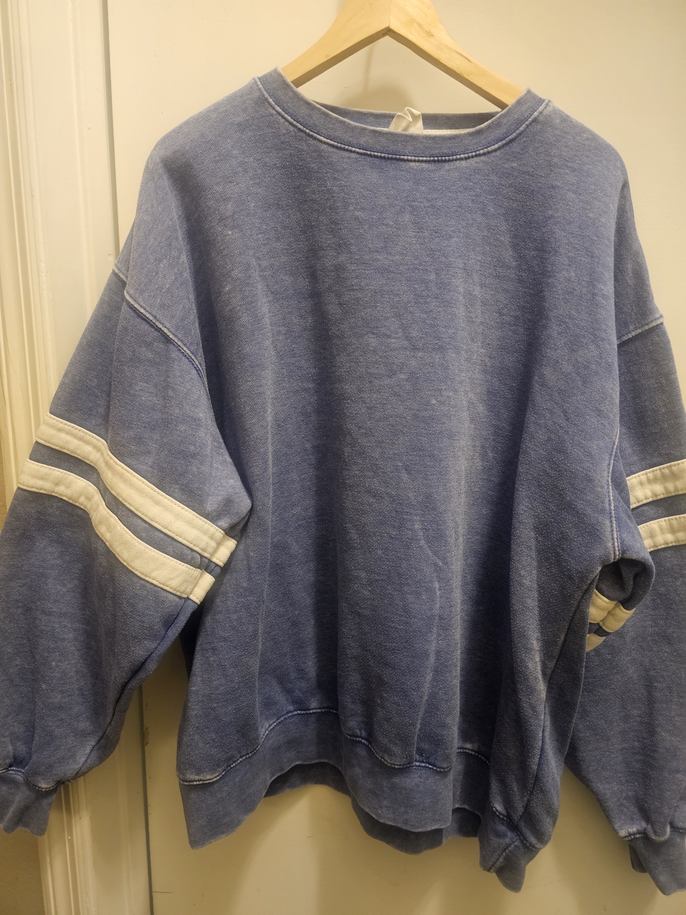 Casual Blue Crewneck Sweatshirt with White Stripe Detail